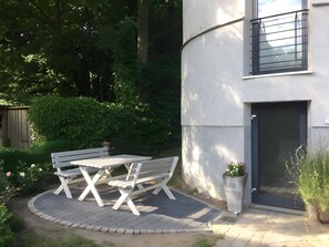 Outdoor dining - Apartment 'Historisches Futtermittelsilo' with Private Garden and Wi-Fi (Poppendorf)