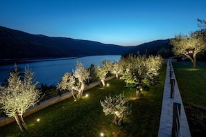 A lakeside pathway with trees and a view of a lake. - Luxury Seafront Villa Labin Palace II with Pool (Labin)