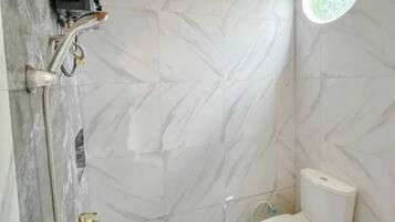 Family Villa, Courtyard View | Bathroom | Shower, free toiletries, bidet, towels