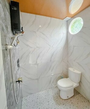 Ducha, artículos de tocador gratuitos, bidet, toallas