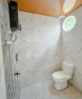 Family Villa, Courtyard View | Bathroom | Shower, free toiletries, bidet, towels