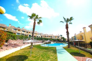 Pool - Beautifully renovated apartment close to everything, with a south-facing terrace (VC)