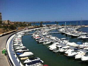 Marina - Beautifully renovated apartment close to everything, with a south-facing terrace (VC)