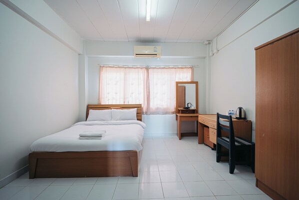 Desk, free WiFi - Oh My Nap Bangsaen (Chonburi)