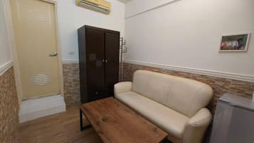 Economy Quadruple Room | Living area