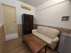 Habitación cuádruple económica | Zona de estar