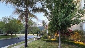 Property grounds - Charming house in lovely Pleasanton perfect for your getaway (Pleasanton)