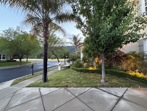 Property grounds - Charming house in lovely Pleasanton perfect for your getaway (Pleasanton)