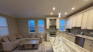 Interior - Charming house in lovely Pleasanton perfect for your getaway (Pleasanton)
