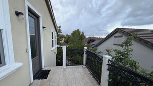 Property grounds - Charming house in lovely Pleasanton perfect for your getaway (Pleasanton)