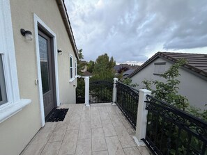 Property grounds - Charming house in lovely Pleasanton perfect for your getaway (Pleasanton)