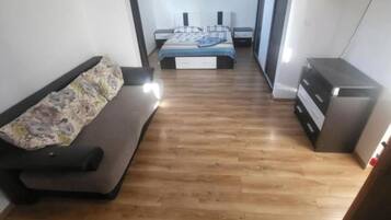 7 bedrooms, WiFi, bed sheets