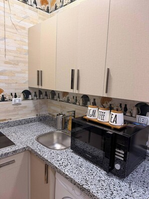 Private kitchen - Charming 2-Bedroom Apartment in the Heart of Hurghada (Hurghada)