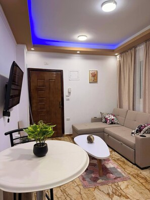 TV - Charming 2-Bedroom Apartment in the Heart of Hurghada (Hurghada)
