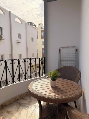 Outdoor dining - Charming 2-Bedroom Apartment in Downtown Hurghada (Hurghada 1)