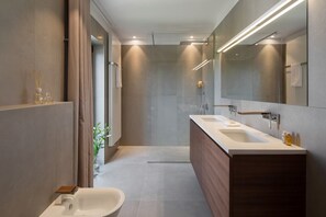 Shower, towels, soap - Luxury Wellness Villa Art Zen Istria with 2 Pools (Bale)