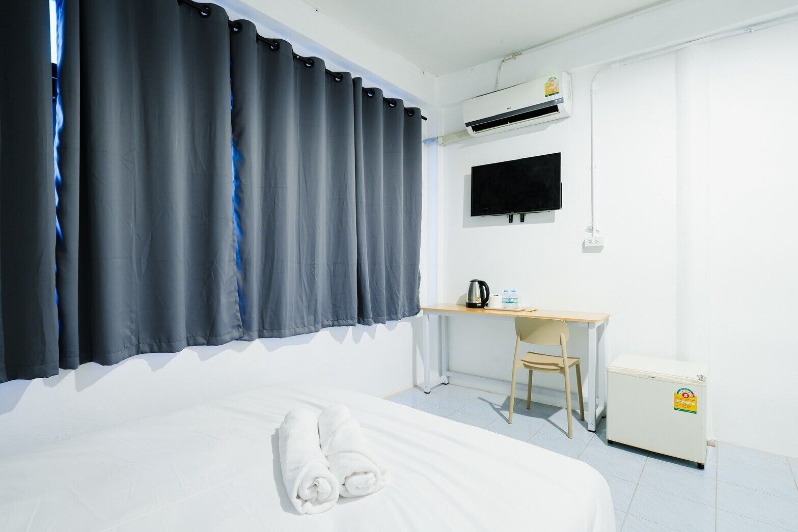 Basic Double Room, 1 Queen Bed, Non Smoking | Desk, free WiFi