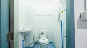 Chambre Double, 1 grand lit, non-fumeurs | Salle de bain | Douche, serviettes fournies, savon, shampoing