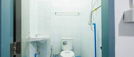Basic Double Room, 1 Queen Bed, Non Smoking | Bathroom | Shower, towels, soap, shampoo