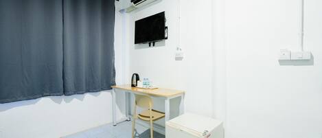 Basic Double Room, 1 Queen Bed, Non Smoking | Interior
