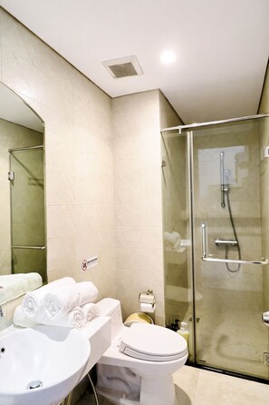 Shower, free toiletries, hair dryer, slippers - Luxury Apartment Landmark 81 Sakura (Binh Thanh District)