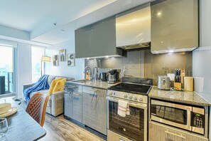 Classic Studio | Private kitchen - Pearl Spacious Suites (Toronto)