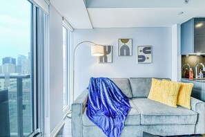 Classic Studio | Living area - Pearl Spacious Suites (Toronto)