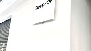 Valkoisella seinällä on kyltti, jossa lukee: ”sleepPOP”.