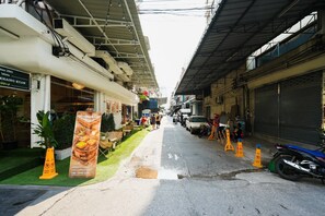 Exterior - Sleep Pop Ekkamai 42 (Bangkok)