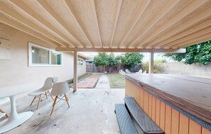 Outdoor dining - Gorgeous 4-bedroom house with Hot Tub in Huntington Beach I 31 nights + (Huntington Beach)