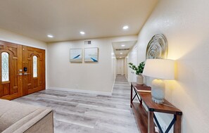 Interior - Gorgeous 4-bedroom house with Hot Tub in Huntington Beach I 31 nights + (Huntington Beach)