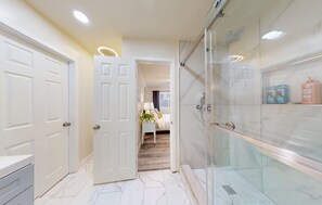 Hair dryer, towels, soap, shampoo - Gorgeous 4-bedroom house with Hot Tub in Huntington Beach I 31 nights + (Huntington Beach)