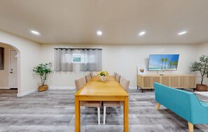 Interior - Gorgeous 4-bedroom house with Hot Tub in Huntington Beach I 31 nights + (Huntington Beach)
