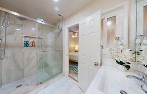 Hair dryer, towels, soap, shampoo - Gorgeous 4-bedroom house with Hot Tub in Huntington Beach I 31 nights + (Huntington Beach)