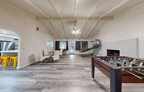 Games room - Gorgeous 4-bedroom house with Hot Tub in Huntington Beach I 31 nights + (Huntington Beach)