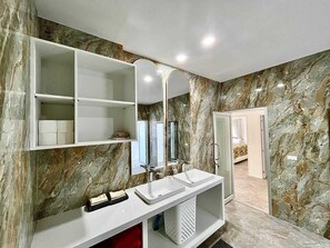 Bathroom - Tranquil 4-bedroom private house  in adorable  naihan -Rawai. 1km.walk to beach (Rawai)