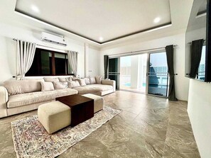 Living area - Tranquil 4-bedroom private house  in adorable  naihan -Rawai. 1km.walk to beach (Rawai)