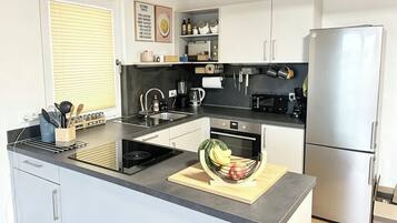 Kühlschrank, Mikrowelle, Ofen, Herdplatte