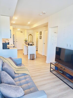 TV - Downtown Condo, Stylish & Comfy (Calgary)