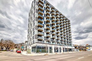 Exterior - Downtown Condo, Stylish & Comfy (Calgary)