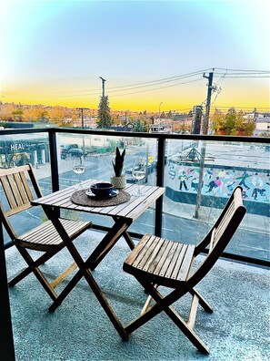 Outdoor dining - Downtown Condo, Stylish & Comfy (Calgary)