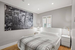 Room - Serene 2-Bedroom Venice Apartment with Private Entrance (Venice)