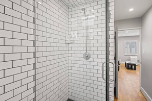 Bathroom - Serene 2-Bedroom Venice Apartment with Private Entrance (Venice)