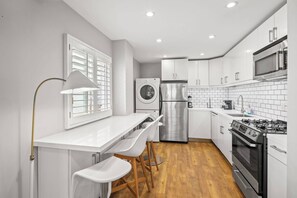 Private kitchen - Serene 2-Bedroom Venice Apartment with Private Entrance (Venice)