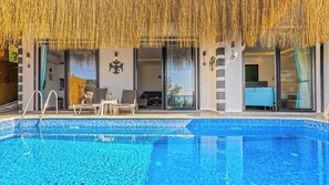 Una piscina cubierta