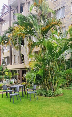Outdoor dining - Luxurious 2 Bedroom in Kilimani with Scenic Views and modern amenities (Nairobi)