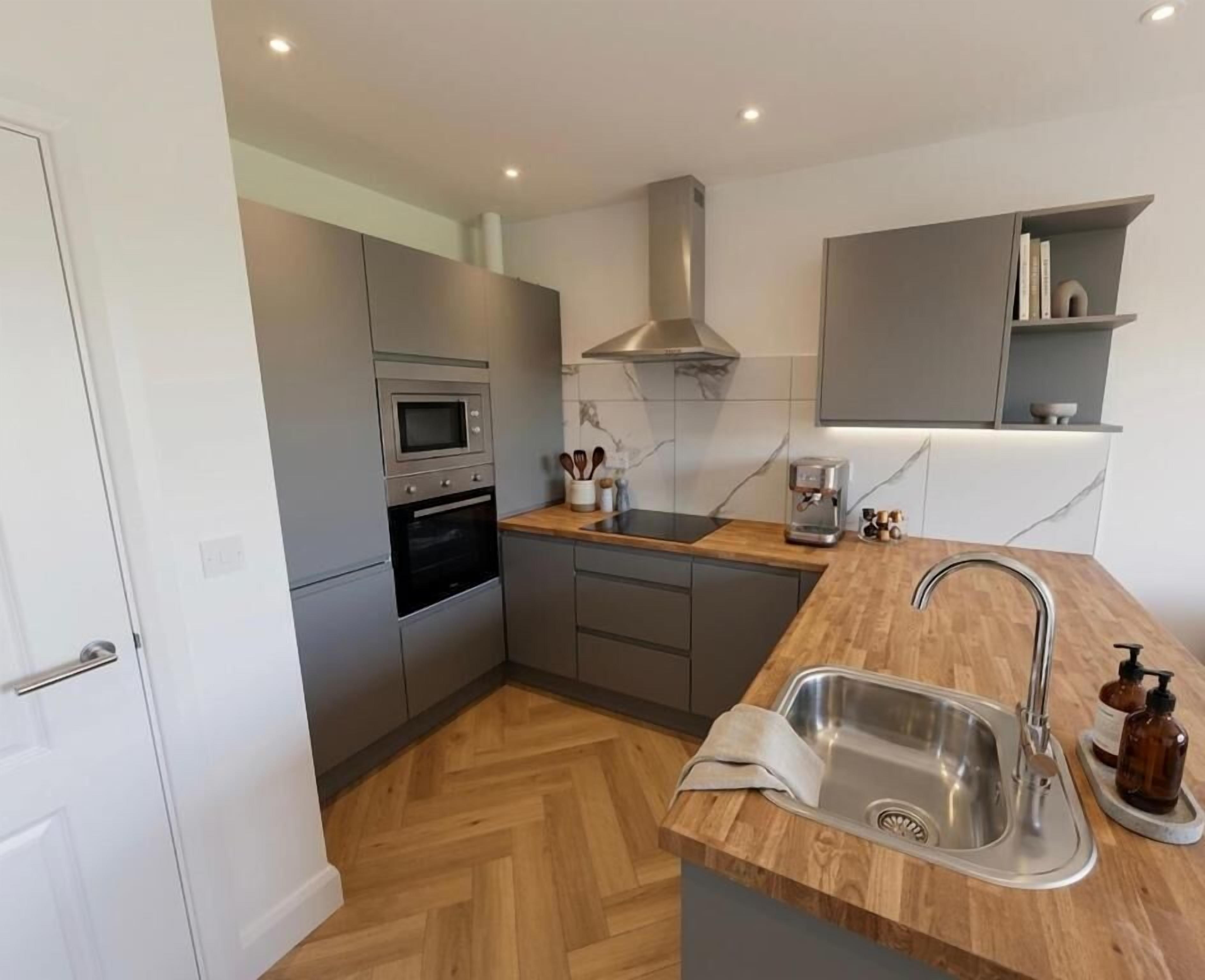 Fridge, oven, stovetop, dishwasher