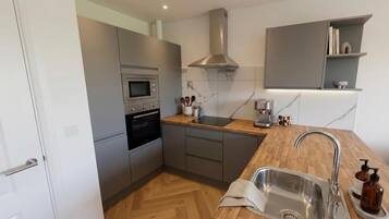 Fridge, oven, stovetop, dishwasher