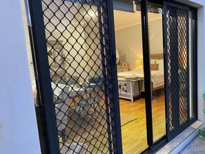 1 bedroom, Internet - Stylish Studio  in Reedy Creek (Reedy Creek)