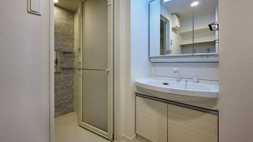 Twin Room | Bathroom | Separate bathtub and shower, free toiletries, hair dryer, towels